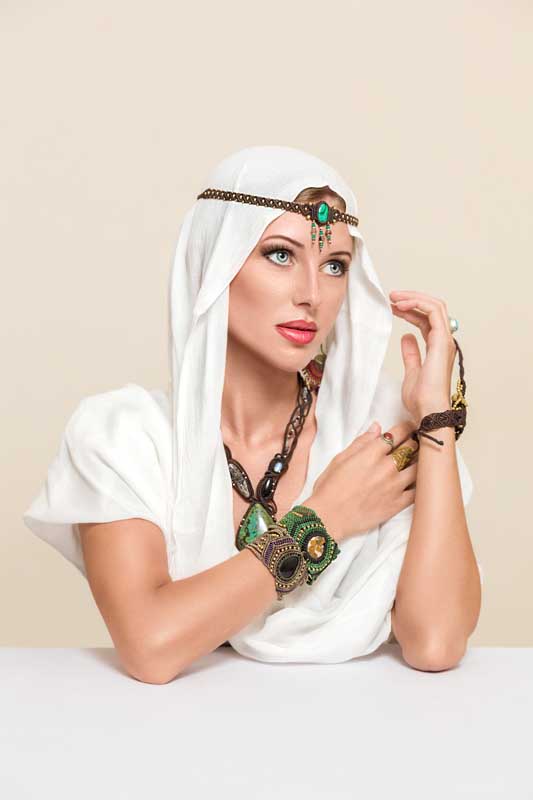 تصویر با کیفیت خانم با آرایش و چشم سبز
