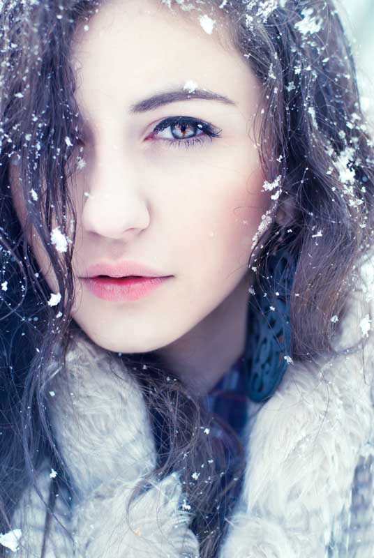 تصویر با کیفیت دانه های برف روی سر خانم