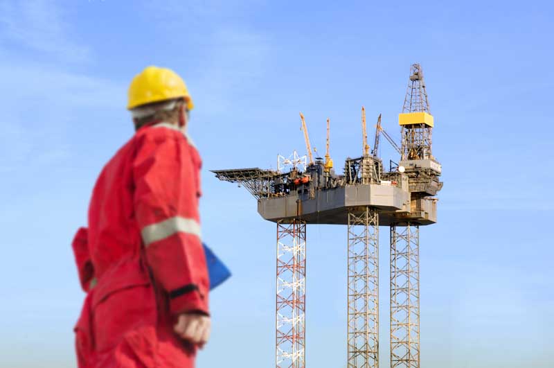 دانلود عکس لارج فرمت مهندس و چاه نفت