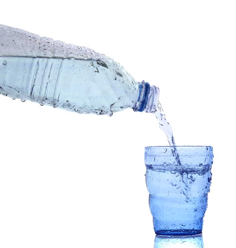 عکس لارج فرمت از آب معدنی خنک در لیوان