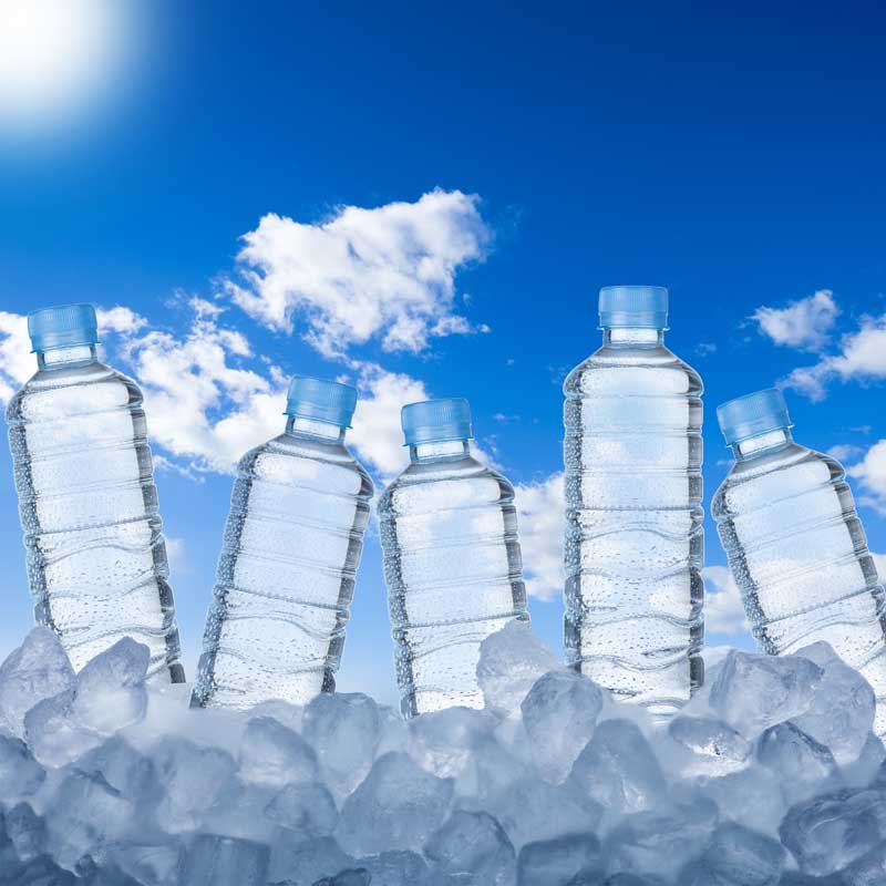 عکس لارج فرمت از بطری ها در یخ