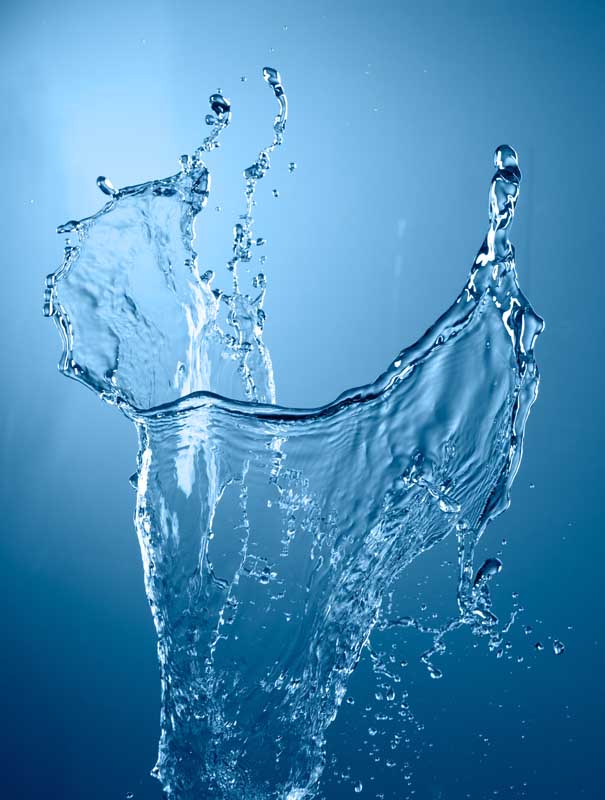 عکس زیبا از شکل آب به حالت نیم لیوان