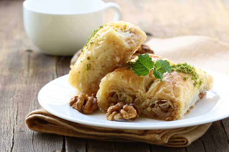 عکس گرافیکی سه عدد شیرینی با مغز گردو