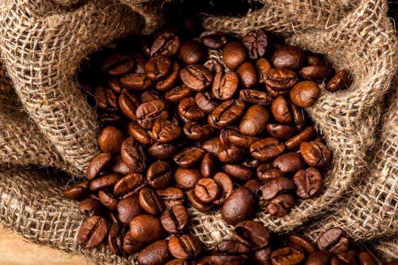 تصویر زیبا از دانه های قهوه در گونی