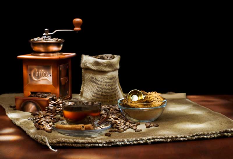 تصویر زیبا از آسیاب دستی و گونی قهوه