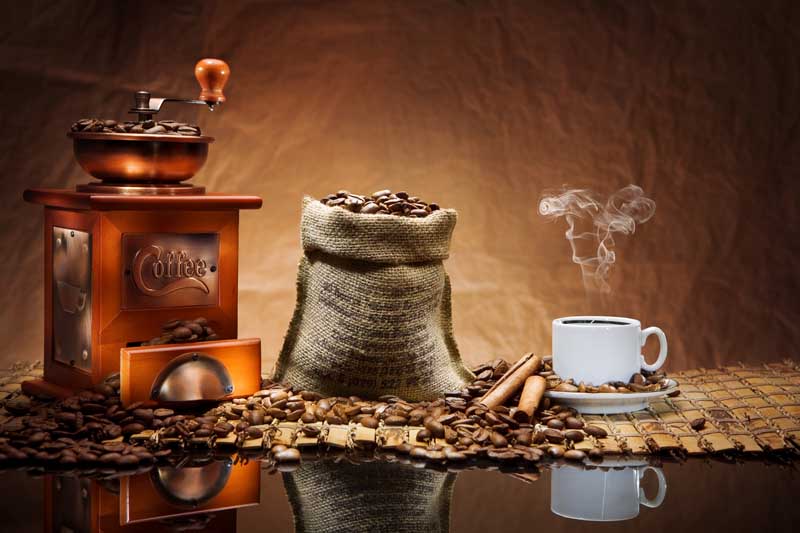 تصویر زیبا از آسیاب ، دانه و فنجان قهوه