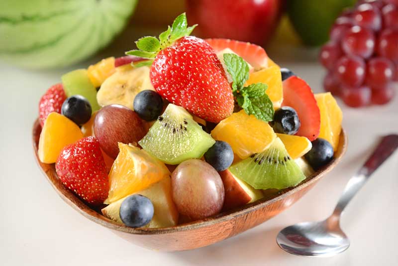 عکس انواع میوه ها در ظرف چوبی