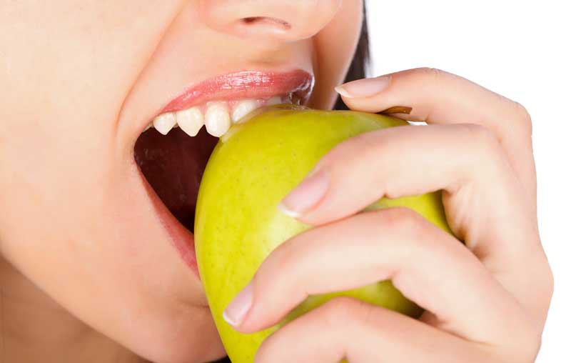دانلود عکس از گاز زدن سیب