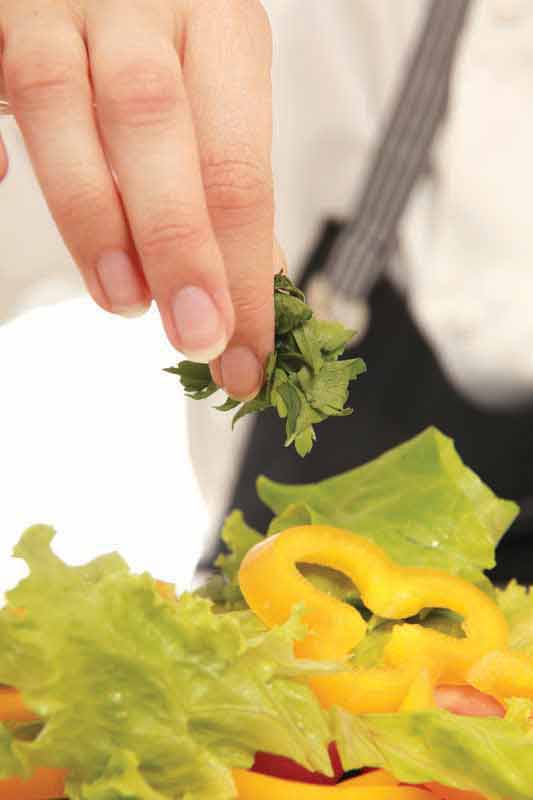 تصویر زیبا از اضافه کردن سبزی به غذا