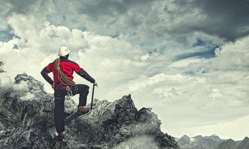 عکس لارج فرمت کوهنوردی در هوای ابری