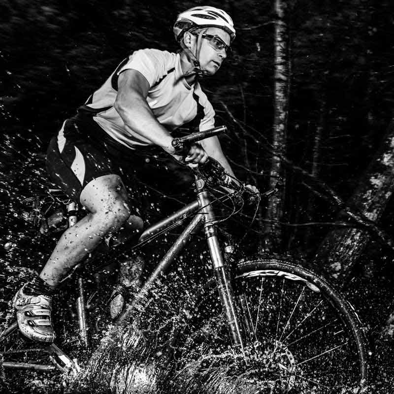 تصویر گرافیکی دوچرخه سواری در آب