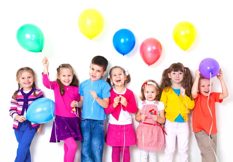 دانلود تصویر با کیفیت کودکان با بادکنک های رنگی