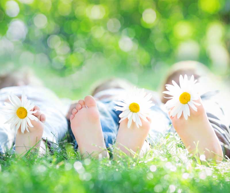 دانلود تصویر با کیفیت گل روی پای کودکان