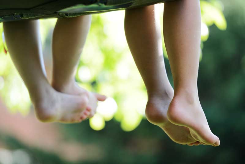 دانلود تصویر با کیفیت پای زیبای دو کودک