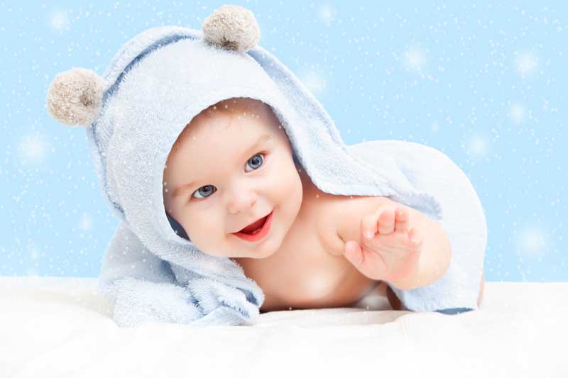دانلود تصویر با کیفیت نوزاد بازیگوش با چشمان آبی