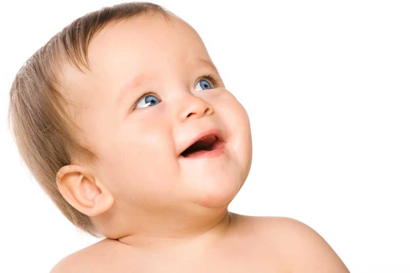 دانلود تصویر باکیفیت نیمرخ نوزاد چشم آبی در حال خندیدن
