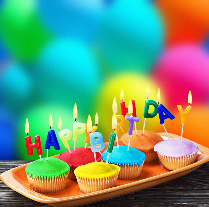 عکس از جشن تولد و کیک های رنگی