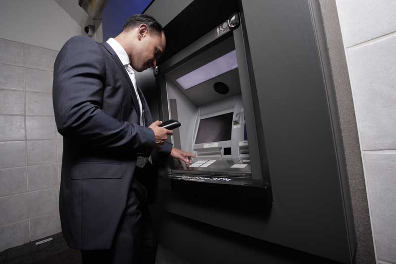 تصویر با کیفیت مرد و عابر بانک