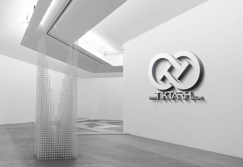 طرح موکاپ لوگو در اتاق با ماکت آسمانخراش