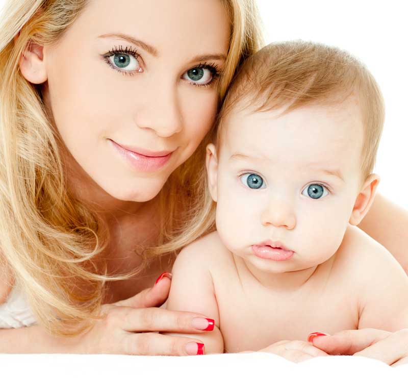 دانلود تصویر باکیفیت مادر چشم سبز و کودک چشم آبی
