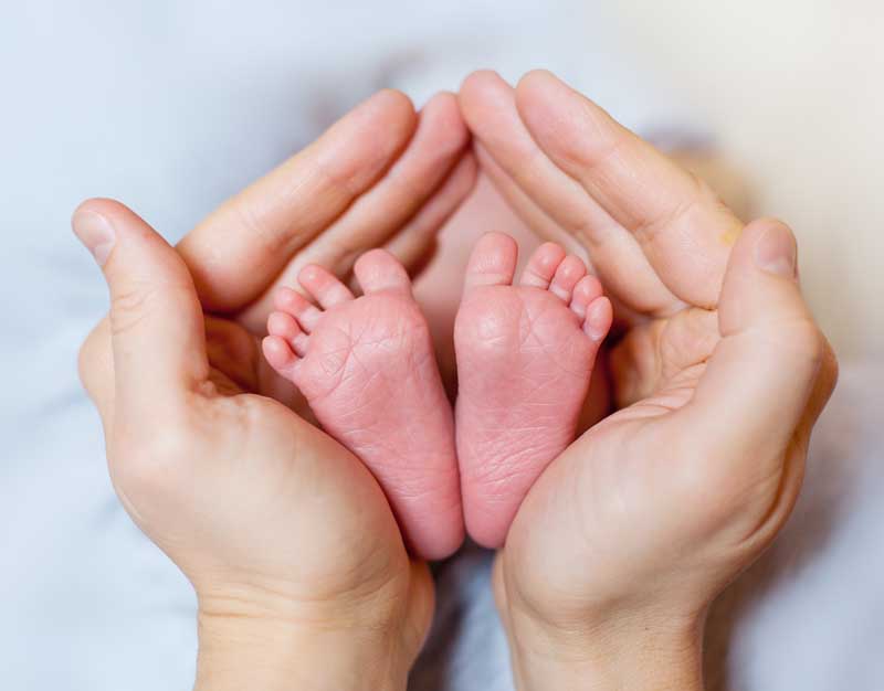 دانلود تصویر باکیفیت پای چروک کودک و دستان مادر