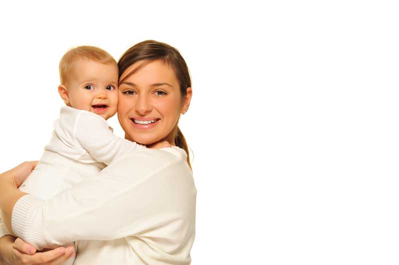 دانلود تصویر باکیفیت کودک و مادر زیبا با لباس سفید