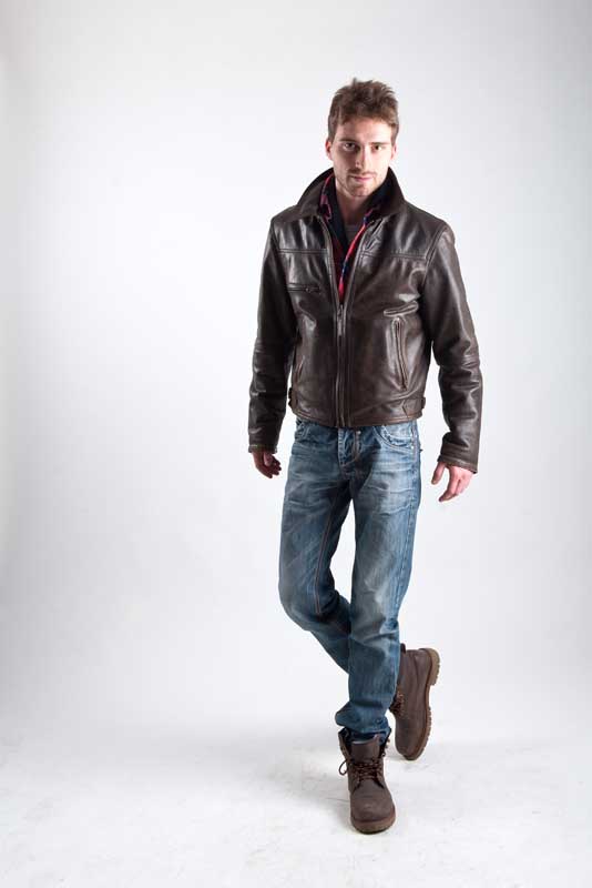 عکس از مرد جوان با کاپشن چرم