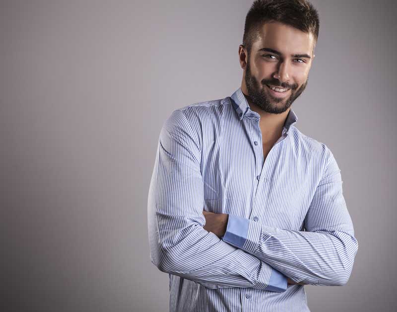 عکس زیبا از مرد ریش دار با پیراهن آبی
