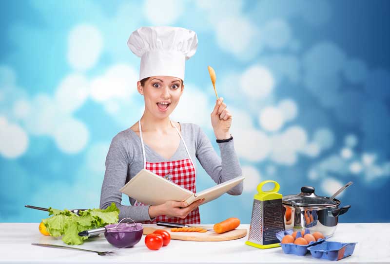 عکس زیبای  از خانم آشپز و کتابچه