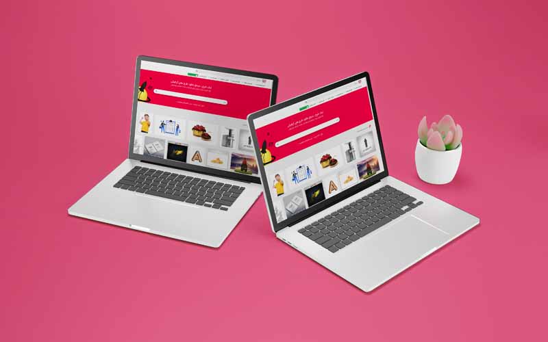 طرح موکاپ لپ تاپ کنار گلدان