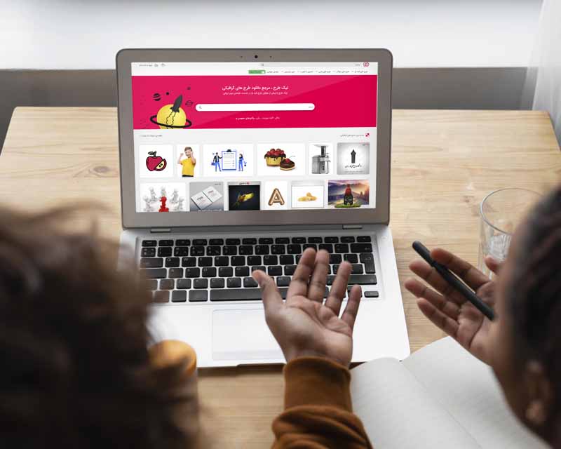 طرح موکاپ لپ تاپ روی میز