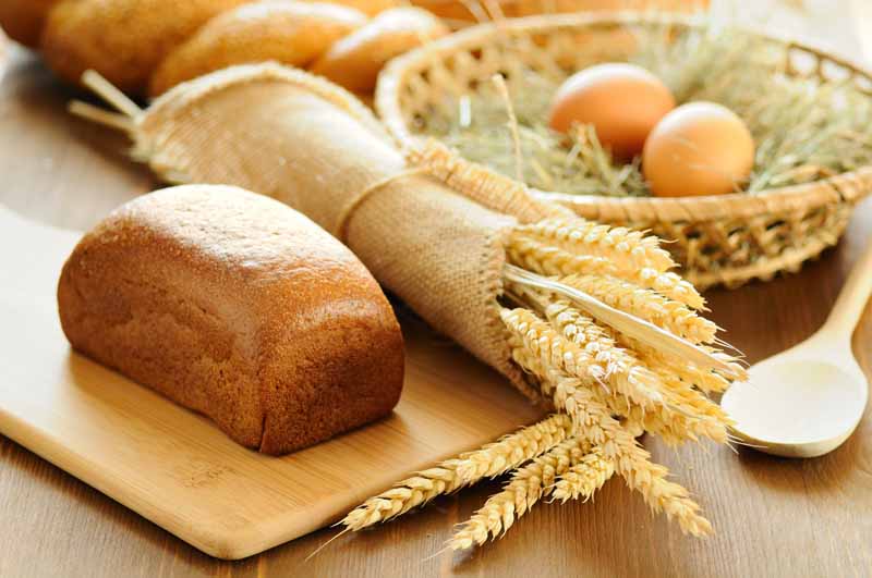 دانلود تصویر با کیفیت نان و تخم مرغ در سبد