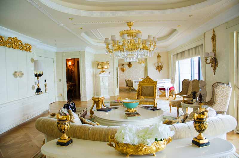 عکس با کیفیت از خانه با لوستر بزرگ