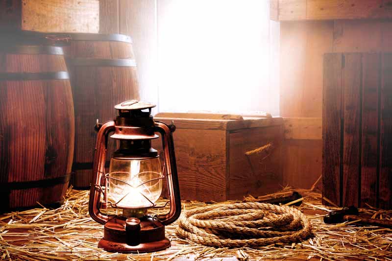 عکس با کیفیت از فانوس نفتی و بشکه