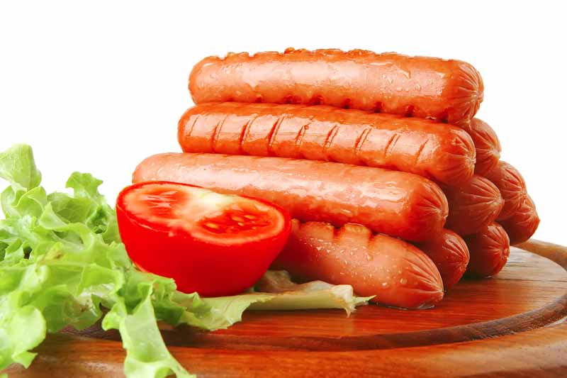 تصویر زیبا از سوسیس و گوجه و کاهو