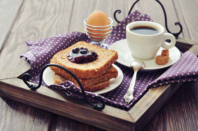 تصویر لارچ فرمت از صبحانه در سینی چوبی