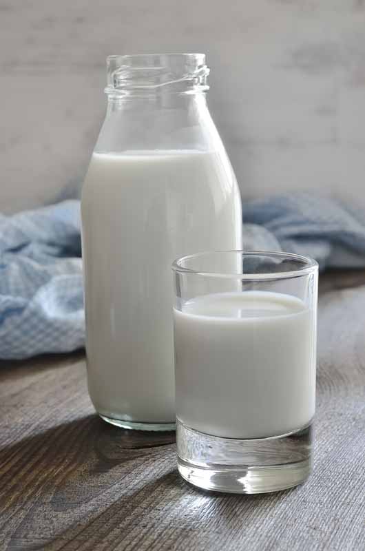 عکس با کیفیت از بطری و لیوان شیر