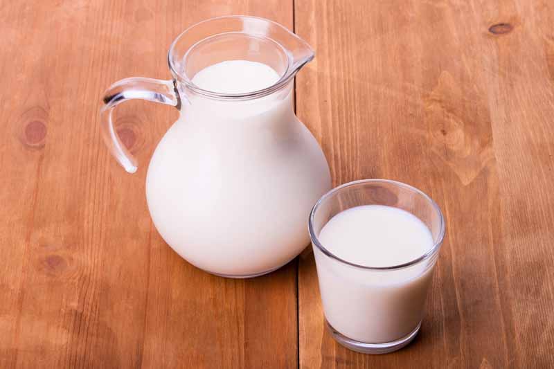 عکس با کیفیت از لیوان و پارچ شیر