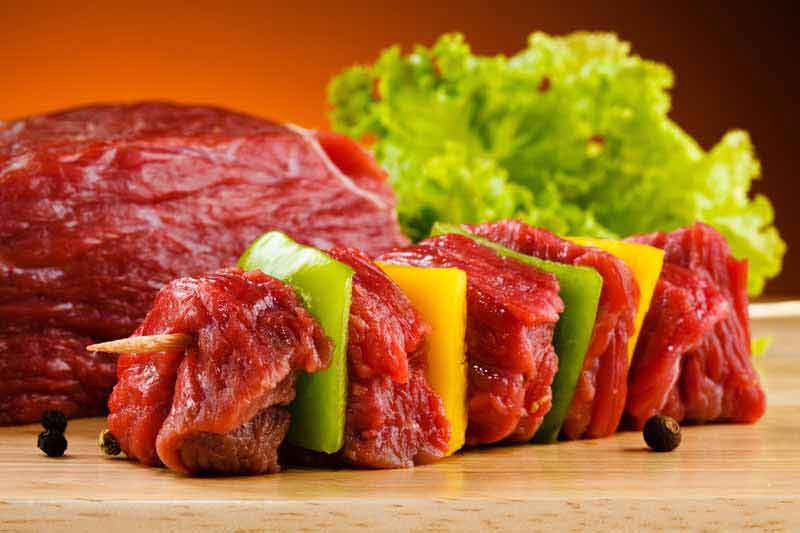 عکس با کیفیت از گوشت در سیخ چوبی