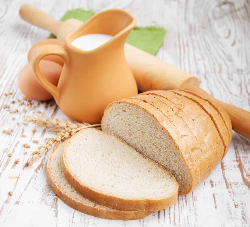 تصویر با کیفیت از پارچ شیر و نان باگت