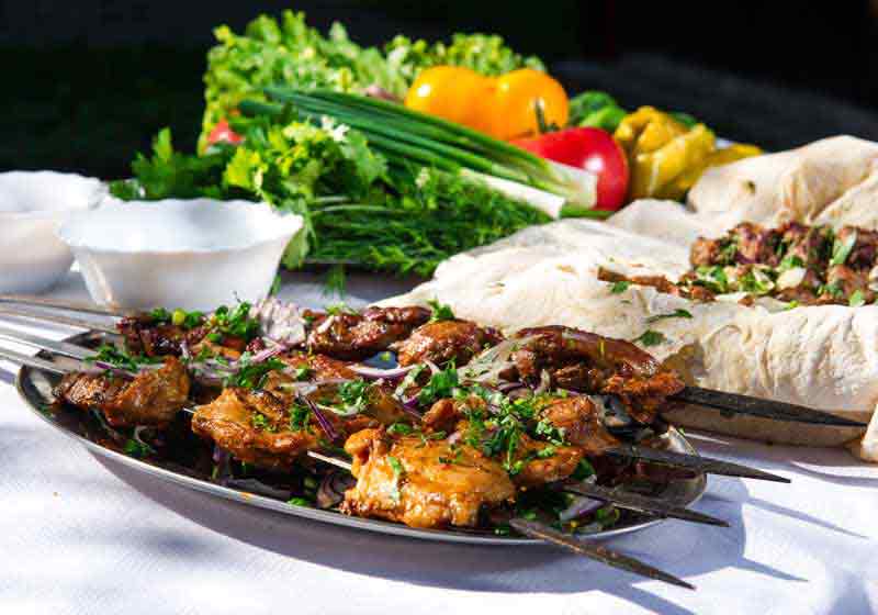 عکس لارج فرمت از جوجه کباب و سبزی
