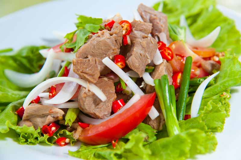 عکس لارج فرمت از تن ماهی با سبزی