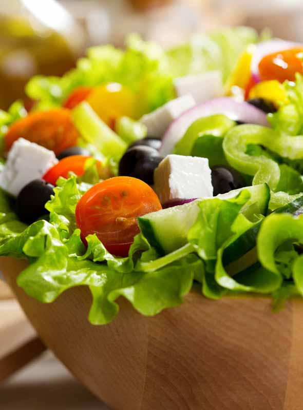 عکس با کیفیت از سالاد در کاسه چوبی