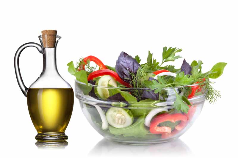 عکس با کیفیت از روغن زیتون با سالاد