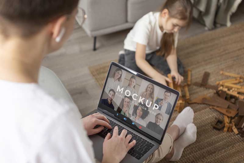 طرح موکاپ لپ تاپ روی پا