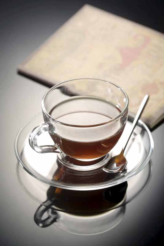 تصویر زیبا از چای در فنجان بلوری