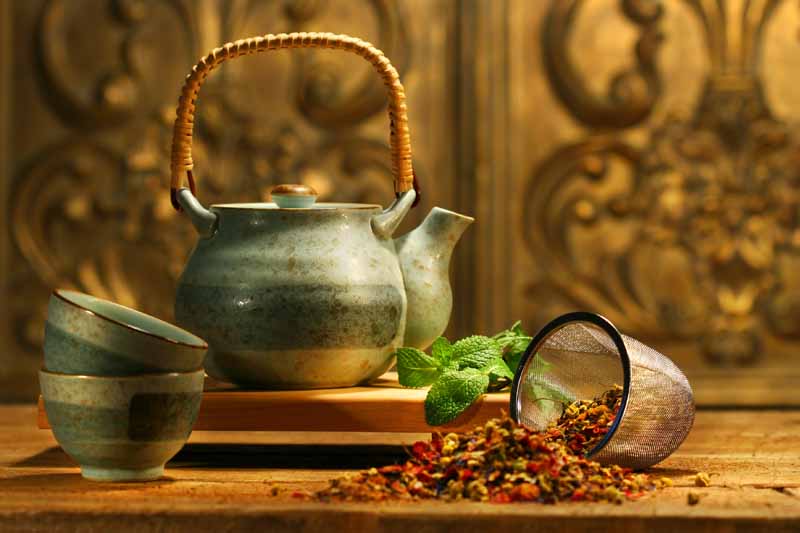 عکس زیبا از دمنوش و قوری سرامیکی