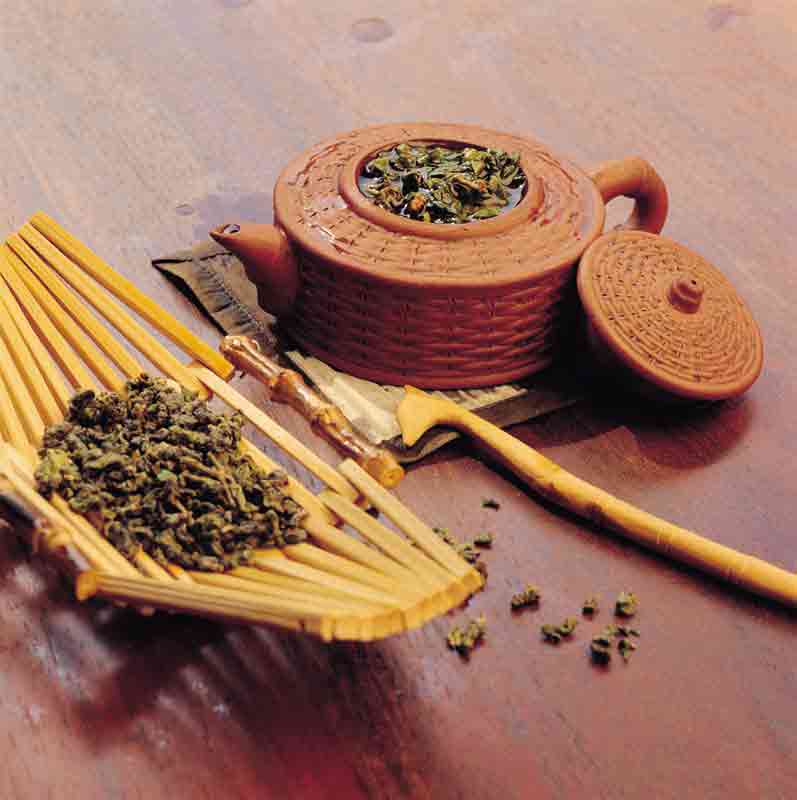 عکس زیبا از گیاه دمنوش و قوری