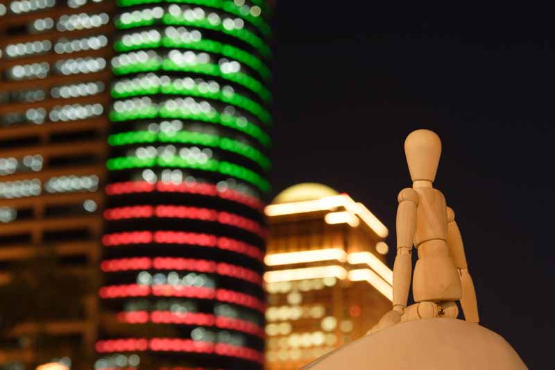 تصویر با کیفیت مجسمه چوبی در شهر