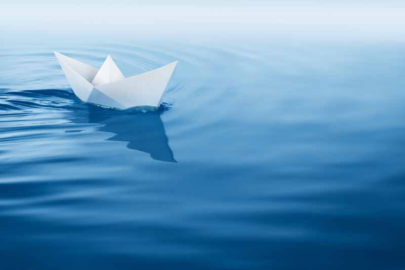 عکس با کیفیت کشتی کاغذی در آب